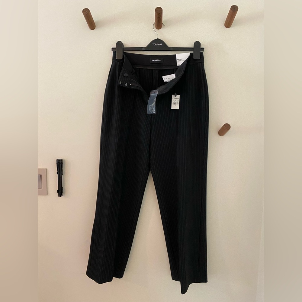 NWT Size 8 | Express Cropped High Rise Trousers
